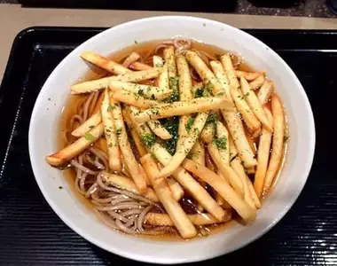 《話題美食:薯條蕎麥麵》天婦羅、可樂餅吸湯汁都很好吃 同為炸物的薯條又搭不搭呢?
