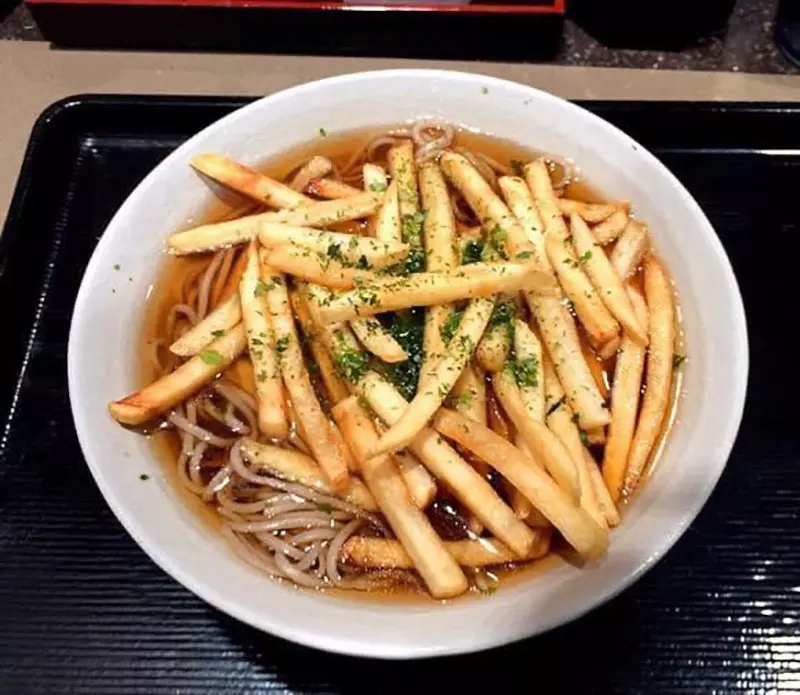 《話題美食:薯條蕎麥麵》天婦羅、可樂餅吸湯汁都很好吃 同為炸物的薯條又搭不搭呢? 《話題美食:薯條蕎麥麵》天婦羅、可樂餅吸湯汁都很好吃 同為炸物的薯條又搭不搭呢?