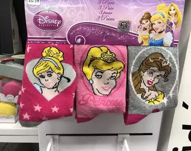 史詩級別的服裝災難設計 這像是YT頻道「chat music」上會出的周邊商品？