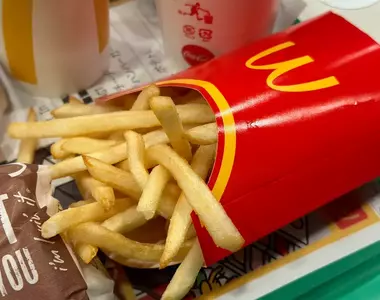 《史上最好吃的麥當勞》火了!爆紅後的第一個週末大排長龍 竟然還要登記等叫號