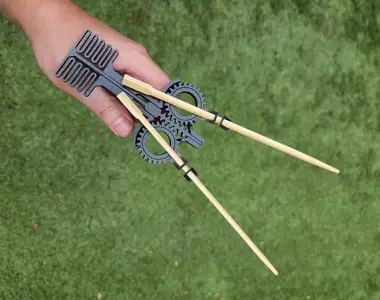 網友發明《超好夾筷子槍》即便完全沒碰過筷子的老外也能輕鬆使用的宅小物