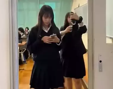 女高中生模仿搭電梯時的短劇 看完後網友覺得操控門的那個人實在是太專業了