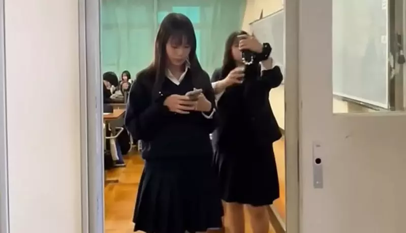 女高中生模仿搭電梯時的短劇 看完後網友覺得操控門的那個人實在是太專業了 女高中生模仿搭電梯時的短劇 看完後網友覺得操控門的那個人實在是太專業了