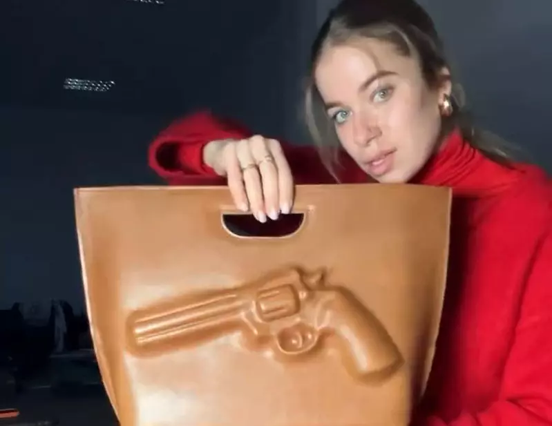 《左輪手槍壓印包》來自波蘭品牌「kalina」的皮革包包款真的都很帥