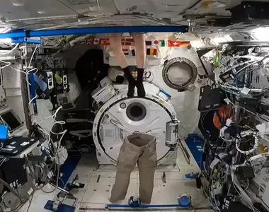 在無重力狀態下的太空人怎麼穿褲子 想不到實際上著裝的方式還挺有趣的XD