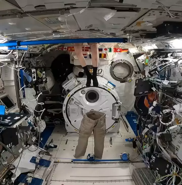 在無重力狀態下的太空人怎麼穿褲子 想不到實際上著裝的方式還挺有趣的XD 在無重力狀態下的太空人怎麼穿褲子 想不到實際上著裝的方式還挺有趣的XD