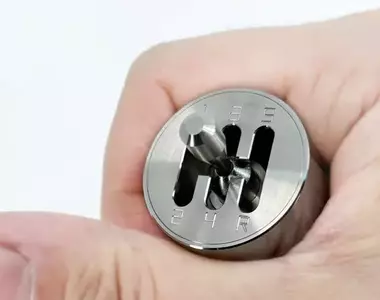 《姆指排檔桿》繼指尖陀螺風潮之後可能會流行起來的宅小物