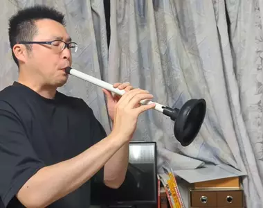 用馬桶疏通器演奏世界名曲 猛者的境界就是從來不會抱怨環境