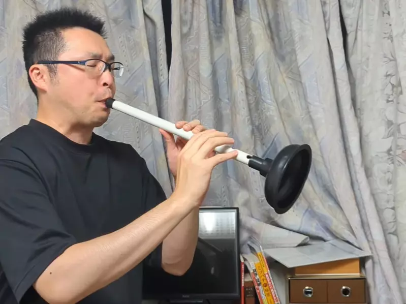 用馬桶疏通器演奏世界名曲 猛者的境界就是從來不會抱怨環境 用馬桶疏通器演奏世界名曲 猛者的境界就是從來不會抱怨環境