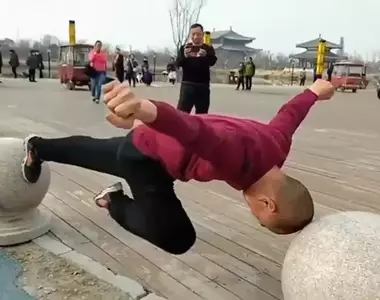 《諸神的晨練》早上公園出來的都是一堆練武的高手