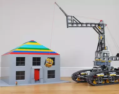 網友實驗用樂高大鐵球拆房子 唯一缺點就是機器有點承受不重(壞)