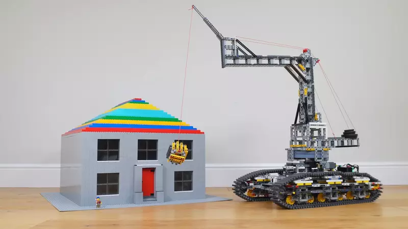 網友實驗用樂高大鐵球拆房子 唯一缺點就是機器有點承受不重(壞)