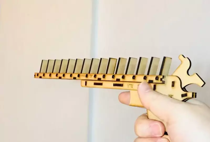 網友精心製作的一把《骨牌槍》可反覆射擊的裝置設計超天才 網友精心製作的一把《骨牌槍》可反覆射擊的裝置設計超天才