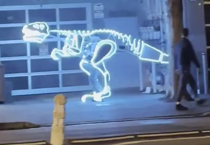 路邊驚見LED螢光恐龍 晚上穿著這身裝備散步真的超級趴 路邊驚見LED螢光恐龍 晚上穿著這身裝備散步真的超級趴