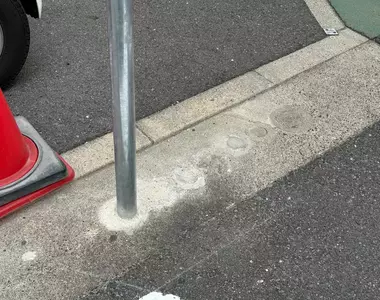 《緩緩移動的交通標誌》被撞斷就挪到旁邊一點 繪師化身觀察家記錄4年來的變化