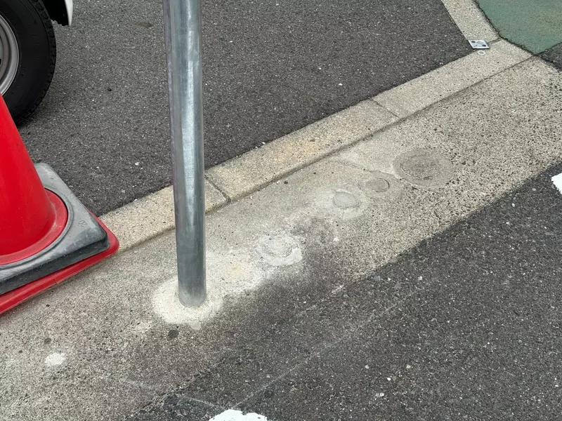 《緩緩移動的交通標誌》被撞斷就挪到旁邊一點 繪師化身觀察家記錄４年來的變化