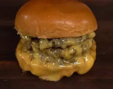 重現百年前流行過的起士漢堡 這種做法絕對不健康，但保證會讓你吃得很爽