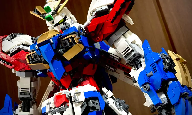 用樂高做出來的《神鋼彈》全高50公分共有88處可動關節，能重現各種帥氣姿勢這款真滴神