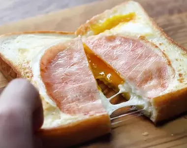 《火腿起司雞蛋吐司》最輕鬆簡單的料理方法 挖空一片吐司就可以輕鬆享受的小點心