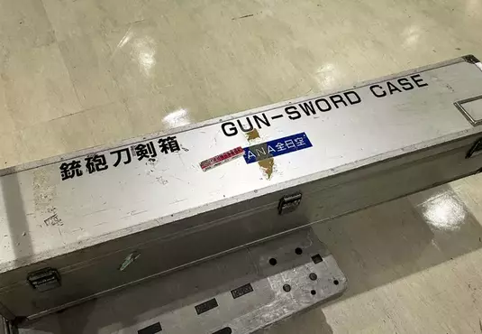 《如何帶刀搭飛機》日本航空公司會準備這個特別的箱子 但是託運行李的時候也會很羞恥