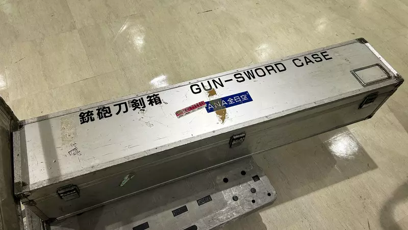 《如何帶刀搭飛機》日本航空公司會準備這個特別的箱子 但是託運行李的時候也會很羞恥