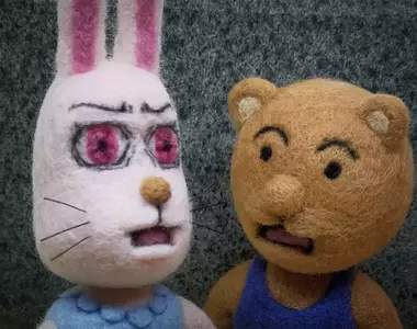 精妙還原《搞笑漫畫日和》裡面「熊吉&兔美」的模樣 分享網友手藝高超的羊毛氈作品