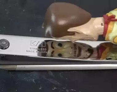 專業打磨《指甲刀》把金屬磨到能像鏡子那樣的反光程度