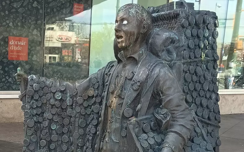 《加拿大宅宅銅像》隨機胸章抽到大爆死 只好四處徵求有沒有人想要交換了…… 《加拿大宅宅銅像》隨機胸章抽到大爆死 只好四處徵求有沒有人想要交換了……