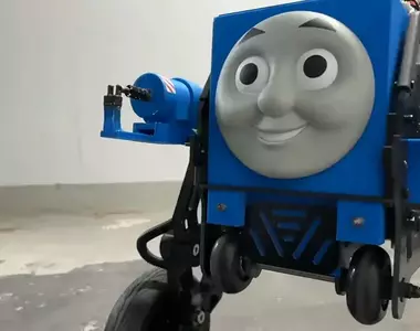 魔改《湯瑪士小火車》變成二輪武裝載具 這完全就是末日科幻片裡會出現的戰爭機器