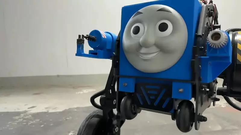 魔改《湯瑪士小火車》變成二輪武裝載具 這完全就是末日科幻片裡會出現的戰爭機器 魔改《湯瑪士小火車》變成二輪武裝載具 這完全就是末日科幻片裡會出現的戰爭機器