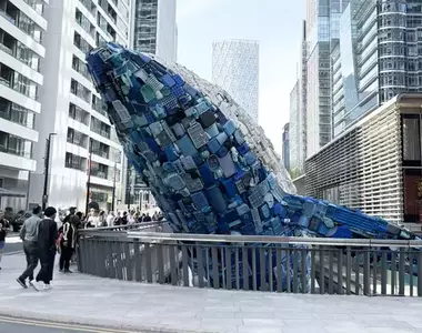 《海洋垃圾變身大鯨魚》英國倫敦展出環保藝術作品 日本網友批評這才不是單純的垃圾?