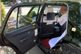 《不關車門的日本乘客》太習慣自動門的後果?外國的計程車司機好困惑 《不關車門的日本乘客》太習慣自動門的後果?外國的計程車司機好困惑