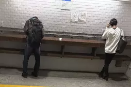 《公共電話遺跡》有人打電腦有人喝一杯 這個空間還能如何再利用？