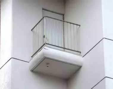 《日本大樓迷之設計》只能站一個人的超小陽台 如果在遊戲世界這裡肯定有寶箱