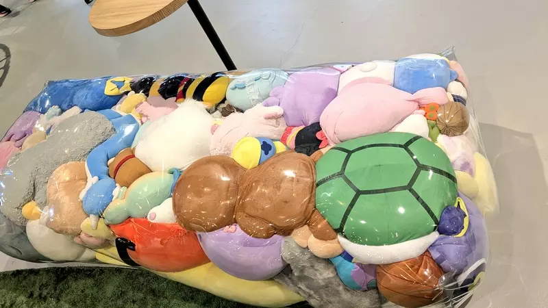 《大阪世博玩偶沙發炎上》看起來既獵奇又恐怖?日本網友痛批這才不叫做回收 《大阪世博玩偶沙發炎上》看起來既獵奇又恐怖?日本網友痛批這才不叫做回收