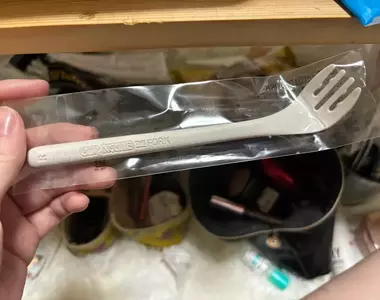 《日清杯麵專用叉》不識貨的網友痛批拿到歪掉的叉子 下一秒馬上改口稱讚太神了