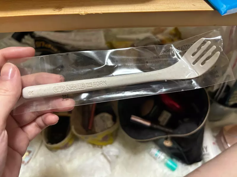 《日清杯麵專用叉》不識貨的網友痛批拿到歪掉的叉子 下一秒馬上改口稱讚太神了 《日清杯麵專用叉》不識貨的網友痛批拿到歪掉的叉子 下一秒馬上改口稱讚太神了