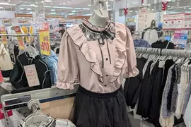 《刻板印象地雷系女子》思夢樂的這套穿搭好眼熟 哪些角色穿過類似的服裝呢? 《刻板印象地雷系女子》思夢樂的這套穿搭好眼熟 哪些角色穿過類似的服裝呢?