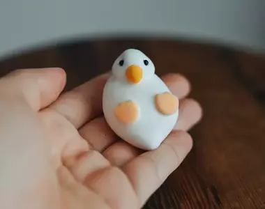 即將在8月推出的《毛茸茸鴨鴨扭蛋》不但造型可愛而且配件也是可以拆卸更換的喔