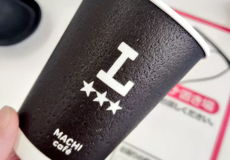 《失敗的杯子設計》日本LAWSON便利商店咖啡杯 上面寫著Ｌ卻不是大杯？