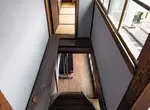 《古蹟裡的神祕房間》踏過超窄的木板橋才能進出 這是秘密基地還是牢房呢？
