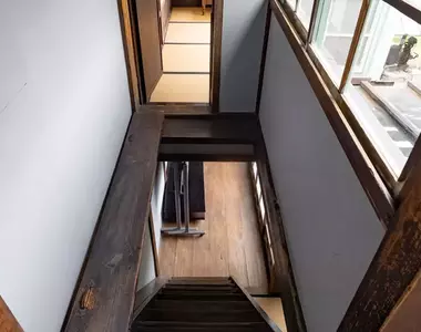 《古蹟裡的神祕房間》踏過超窄的木板橋才能進出 這是秘密基地還是牢房呢？