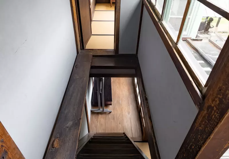 《古蹟裡的神祕房間》踏過超窄的木板橋才能進出 這是秘密基地還是牢房呢？