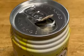 日本網友喝飲料發現《瑕疵易開罐》驚覺易開罐竟然是這樣製造的 日本網友喝飲料發現《瑕疵易開罐》驚覺易開罐竟然是這樣製造的