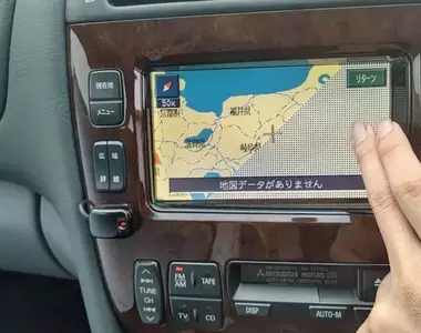 《古老的汽車導航》跟早期的電玩遊戲一樣要換片?年輕網友都感到難以置信