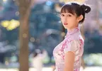劈瓦正妹《堀江聖夏》職業女主播身穿旗袍變身「真人版春麗」徒手劈開20片瓦磚敲猛❤