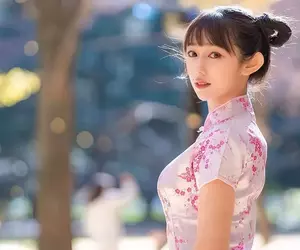 劈瓦正妹《堀江聖夏》職業女主播身穿旗袍變身「真人版春麗」徒手劈開20片瓦磚敲猛❤