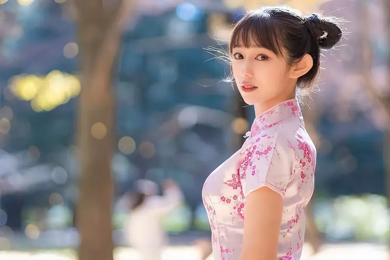 劈瓦正妹《堀江聖夏》職業女主播身穿旗袍變身「真人版春麗」徒手劈開20片瓦磚敲猛❤