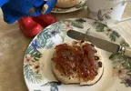 《英國烤麵餅的吃法》日本駐英大使引爆飲食文化之爭 他只塗果醬挨批沒有人這樣吃