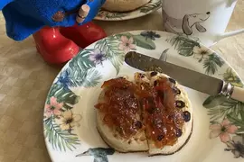 《英國烤麵餅的吃法》日本駐英大使引爆飲食文化之爭 他只塗果醬挨批沒有人這樣吃 《英國烤麵餅的吃法》日本駐英大使引爆飲食文化之爭 他只塗果醬挨批沒有人這樣吃